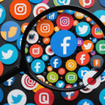 découvrez si le fisc a le droit d'explorer vos réseaux sociaux pour détecter des fraudes et démêlez les vérités des idées reçues sur cette pratique.