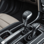 découvrez quand il est avantageux de laisser le levier de boîte automatique en position neutre à l’arrêt et les situations où il vaut mieux l’éviter pour préserver votre véhicule.