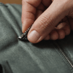 découvrez des astuces simples et rapides pour réparer une fermeture éclair bloquée ou cassée et éviter de remplacer vos vêtements ou accessoires préférés.