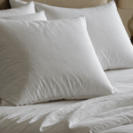 découvrez la méthode infaillible pour redonner un blanc éclatant à votre oreiller jaunâtre sans dépenser une fortune. astuces simples et économiques pour un oreiller comme neuf !