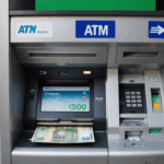 découvrez pourquoi les distributeurs automatiques ne délivrent plus de billets de 5 euros et apprenez d'où proviennent ces coupures désormais rares.