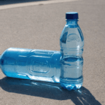découvrez ce qu'il est advenu d'une gourde à 4 € d'action laissée toute une journée au soleil. résistance, transformations et surprises au rendez-vous !